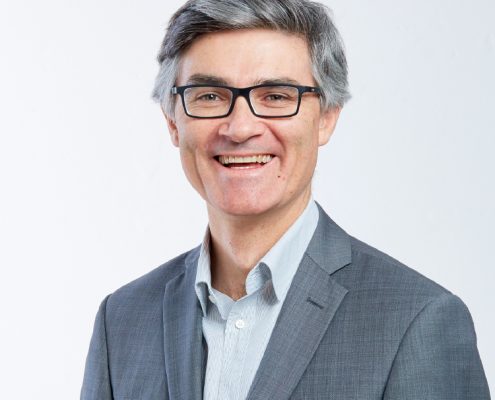 Formé à l’European Business School, Hugues MORIN rejoint CLASQUIN en 1992 où il passera successivement par Sydney, Osaka et Tokyo, avant de revenir en France en 2002, où il est nommé Directeur Régional Sud, puis promu Directeur Général France, Italie et Allemagne. À partir de 2016, il dirige l’ensemble des fonctions Front Office worldwide (opérations et ventes) en tant que Group Executive Vice President. Depuis 2018, son champ de responsabilités couvre les fonctions Back Office (Finance, RH, IT…), périmètre dirigé par Laurence ILHE, Secrétaire Générale. Il est devenu CEO du Groupe le 1er janvier 2019.